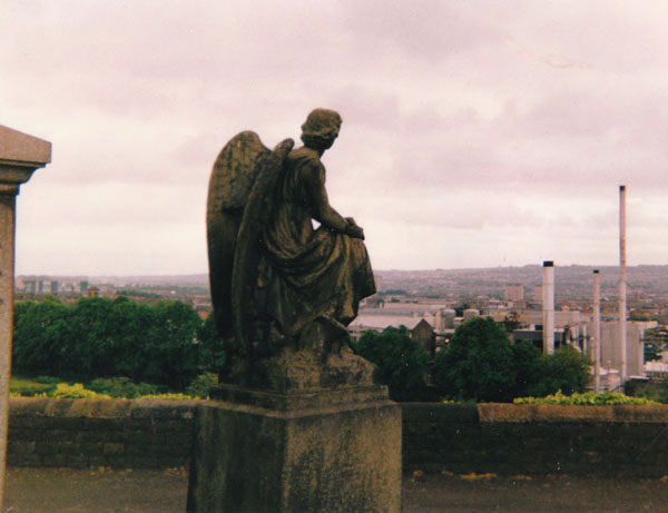 Engel sinniert von der Necropolis aus über die Industrieanlagen in Glasgow